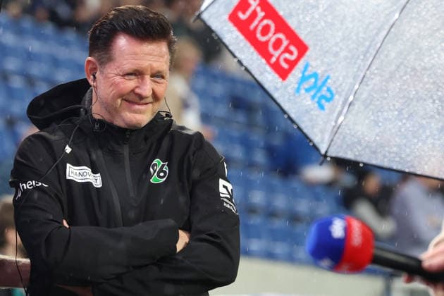 11.04.2026, xrekx, Fussball 2.Bundesliga, SV Darmstadt 98 - Hannover 96 v.l. Christian Titz Trainer (Hannover 96) bei Sky (DFL DFB REGULATIONS PROHIBIT ANY USE OF PHOTOGRAPHS as IMAGE SEQUENCES and or QUASI-VIDEO) Darmstadt