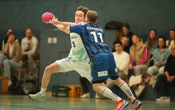 Handball, Saison 2025 2026, 3. Liga, Staffel Nord-Ost, Männer. HG Hamburg-Barmbek - SC DHfK Leipzig II. Caspar Gauer (Leipzig, l.), Timon Kaminski. Barmbek Hamburg *** Handball, Season 2025 2026, 3 League, Season North East, Men HG Hamburg Barmbek SC DHfK Leipzig II Caspar Gauer Leipzig, l , Timon Kaminski Barmbek Hamburg