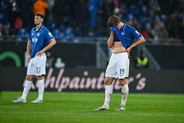 Fynn Lakenmacher (SV Darmstadt 1898, 19) und Bartosz Bialek (SV Darmstadt 1898, 27) sind enttäuscht über die Niederlage, GER, SV Darmstadt 98 vs. Hannover 96, Fussball 2. Bundesliga, 29. Spieltag, Saison 2025 2026, 11.04.2026. DFL regulations prohibit any use of photographs as image sequences and or quasi-video GER, SV Darmstadt 98 vs. Hannover 96, Fussball 2. Bundesliga, 29. Spieltag, Saison 2025 2026, 11.04.2026. Darmstadt