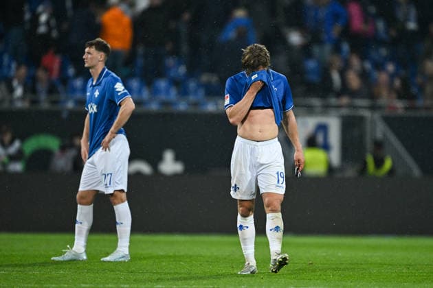 Fynn Lakenmacher (SV Darmstadt 1898, 19) und Bartosz Bialek (SV Darmstadt 1898, 27) sind enttäuscht über die Niederlage, GER, SV Darmstadt 98 vs. Hannover 96, Fussball 2. Bundesliga, 29. Spieltag, Saison 2025 2026, 11.04.2026. DFL regulations prohibit any use of photographs as image sequences and or quasi-video GER, SV Darmstadt 98 vs. Hannover 96, Fussball 2. Bundesliga, 29. Spieltag, Saison 2025 2026, 11.04.2026. Darmstadt