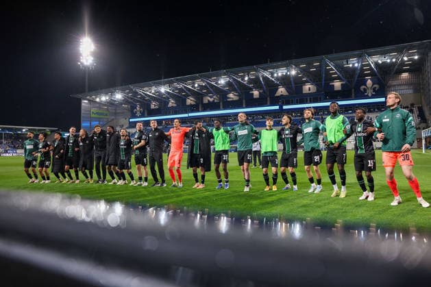 2026.04.11 xjfx 2.Bundesliga 29.Spieltag SV Darmstadt 98 - Hannover 96 v.l., die Mannschaft von Hannover 96 jubeln jubelt nach Spielende, bedankt sich bei den Fans, bedanken, Dank. Mannschaft nach dem Spiel, after the match bedankt sich bei den Fans, applauds the fans (DFL DFB REGULATIONS PROHIBIT ANY USE OF PHOTOGRAPHS as IMAGE SEQUENCES and or QUASI-VIDEO)