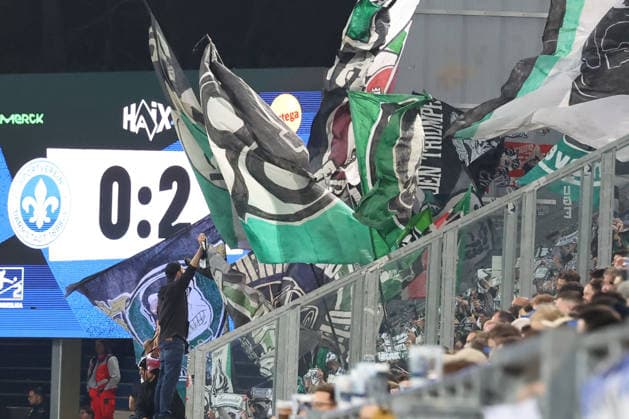 11.04.2026, xrekx, Fussball 2.Bundesliga, SV Darmstadt 98 - Hannover 96 v.l. Endstand 0:2 Anzeigetafel, Videowall, Scoreboard, Info, Werbung Hannover Fans ,Stimmung, Schals, Ultras, Zuschauer, Besucher, Choreo, Choreografie, atmosphere, scarves, spectators, visitors (DFL DFB REGULATIONS PROHIBIT ANY USE OF PHOTOGRAPHS as IMAGE SEQUENCES and or QUASI-VIDEO) Darmstadt