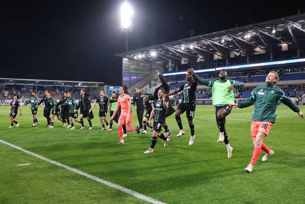 2026.04.11 xjfx 2.Bundesliga 29.Spieltag SV Darmstadt 98 - Hannover 96 v.l., die Mannschaft von Hannover 96 jubeln jubelt nach Spielende, bedankt sich bei den Fans, bedanken, Dank. Mannschaft nach dem Spiel, after the match bedankt sich bei den Fans, applauds the fans (DFL DFB REGULATIONS PROHIBIT ANY USE OF PHOTOGRAPHS as IMAGE SEQUENCES and or QUASI-VIDEO)