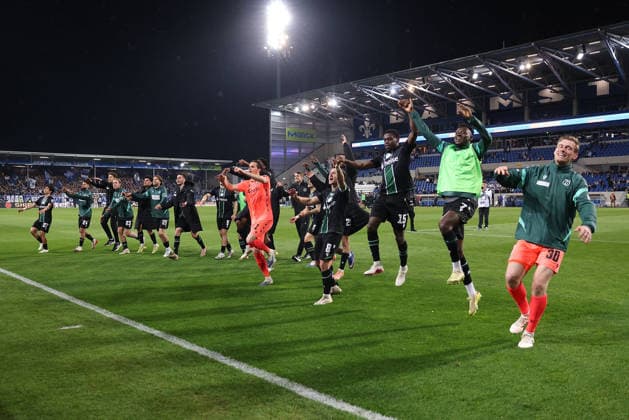 2026.04.11 xjfx 2.Bundesliga 29.Spieltag SV Darmstadt 98 - Hannover 96 v.l., die Mannschaft von Hannover 96 jubeln jubelt nach Spielende, bedankt sich bei den Fans, bedanken, Dank. Mannschaft nach dem Spiel, after the match bedankt sich bei den Fans, applauds the fans (DFL DFB REGULATIONS PROHIBIT ANY USE OF PHOTOGRAPHS as IMAGE SEQUENCES and or QUASI-VIDEO)