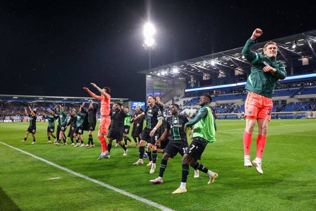 2026.04.11 xjfx 2.Bundesliga 29.Spieltag SV Darmstadt 98 - Hannover 96 v.l., die Mannschaft von Hannover 96 jubeln jubelt nach Spielende, bedankt sich bei den Fans, bedanken, Dank. Mannschaft nach dem Spiel, after the match bedankt sich bei den Fans, applauds the fans (DFL DFB REGULATIONS PROHIBIT ANY USE OF PHOTOGRAPHS as IMAGE SEQUENCES and or QUASI-VIDEO)