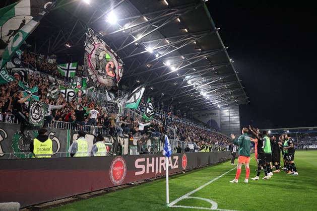 2026.04.11 xjfx 2.Bundesliga 29.Spieltag SV Darmstadt 98 - Hannover 96 v.l., die Mannschaft von Hannover 96 jubeln jubelt nach Spielende, bedankt sich bei den Fans, bedanken, Dank. Mannschaft nach dem Spiel, after the match bedankt sich bei den Fans, applauds the fans (DFL DFB REGULATIONS PROHIBIT ANY USE OF PHOTOGRAPHS as IMAGE SEQUENCES and or QUASI-VIDEO)