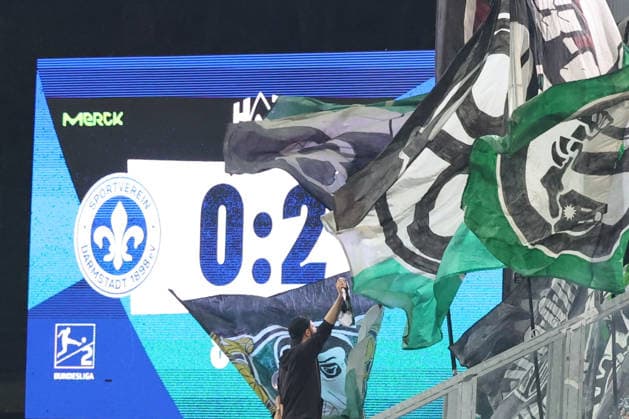 11.04.2026, xrekx, Fussball 2.Bundesliga, SV Darmstadt 98 - Hannover 96 v.l. Endstand 0:2 Anzeigetafel, Videowall, Scoreboard, Info, Werbung Hannover Fans ,Stimmung, Schals, Ultras, Zuschauer, Besucher, Choreo, Choreografie, atmosphere, scarves, spectators, visitors (DFL DFB REGULATIONS PROHIBIT ANY USE OF PHOTOGRAPHS as IMAGE SEQUENCES and or QUASI-VIDEO) Darmstadt