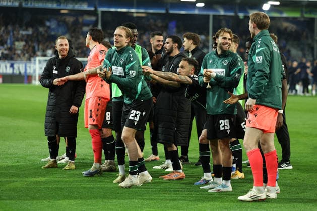 2026.04.11 xjfx 2.Bundesliga 29.Spieltag SV Darmstadt 98 - Hannover 96 v.l., Stefan Teitur (Hannover 96), die Mannschaft von Hannover 96 jubeln jubelt nach Spielende, bedankt sich bei den Fans, bedanken, Dank. Mannschaft nach dem Spiel, after the match bedankt sich bei den Fans, applauds the fans (DFL DFB REGULATIONS PROHIBIT ANY USE OF PHOTOGRAPHS as IMAGE SEQUENCES and or QUASI-VIDEO)