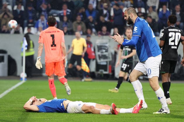 11.04.2026, xrekx, Fussball 2.Bundesliga, SV Darmstadt 98 - Hannover 96 v.l. Torchance Fraser Hornby (SV Darmstadt 98) enttaeuscht, enttäuscht, schaut enttaeuscht, niedergeschlagen, disappointed Aleksandar Vukotic (SV Darmstadt 98) (DFL DFB REGULATIONS PROHIBIT ANY USE OF PHOTOGRAPHS as IMAGE SEQUENCES and or QUASI-VIDEO) Darmstadt