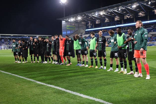 2026.04.11 xjfx 2.Bundesliga 29.Spieltag SV Darmstadt 98 - Hannover 96 v.l., die Mannschaft von Hannover 96 jubeln jubelt nach Spielende, bedankt sich bei den Fans, bedanken, Dank. Mannschaft nach dem Spiel, after the match bedankt sich bei den Fans, applauds the fans (DFL DFB REGULATIONS PROHIBIT ANY USE OF PHOTOGRAPHS as IMAGE SEQUENCES and or QUASI-VIDEO)