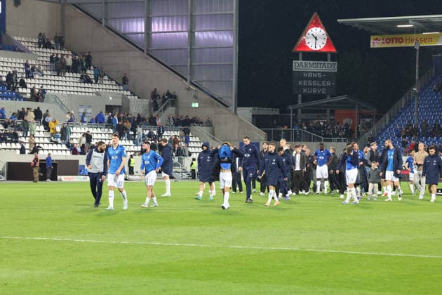 11.04.2026, xrekx, Fussball 2.Bundesliga, SV Darmstadt 98 - Hannover 96 v.l. Darmstadt Mannschaft auf dem Weg zu den Fans. Spielende (DFL DFB REGULATIONS PROHIBIT ANY USE OF PHOTOGRAPHS as IMAGE SEQUENCES and or QUASI-VIDEO) Darmstadt