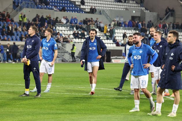 11.04.2026, xrekx, Fussball 2.Bundesliga, SV Darmstadt 98 - Hannover 96 v.l. Darmstadt Mannschaft auf dem Weg zu den Fans. Spielende Fraser Hornby (SV Darmstadt 98) enttaeuscht, enttäuscht, schaut enttaeuscht, niedergeschlagen, disappointed (DFL DFB REGULATIONS PROHIBIT ANY USE OF PHOTOGRAPHS as IMAGE SEQUENCES and or QUASI-VIDEO) Darmstadt