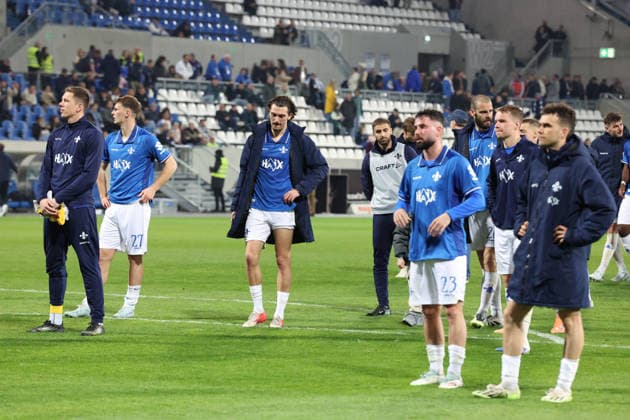 11.04.2026, xrekx, Fussball 2.Bundesliga, SV Darmstadt 98 - Hannover 96 v.l. Darmstadt Mannschaft auf dem Weg zu den Fans. Spielende Fraser Hornby (SV Darmstadt 98) enttaeuscht, enttäuscht, schaut enttaeuscht, niedergeschlagen, disappointed (DFL DFB REGULATIONS PROHIBIT ANY USE OF PHOTOGRAPHS as IMAGE SEQUENCES and or QUASI-VIDEO) Darmstadt