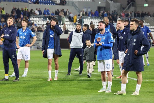 11.04.2026, xrekx, Fussball 2.Bundesliga, SV Darmstadt 98 - Hannover 96 v.l. Darmstadt Mannschaft bedankt bedanken sich bei den Fans, the player thanks the fans for their support Fraser Hornby (SV Darmstadt 98) enttaeuscht, enttäuscht, schaut enttaeuscht, niedergeschlagen, disappointed (DFL DFB REGULATIONS PROHIBIT ANY USE OF PHOTOGRAPHS as IMAGE SEQUENCES and or QUASI-VIDEO) Darmstadt