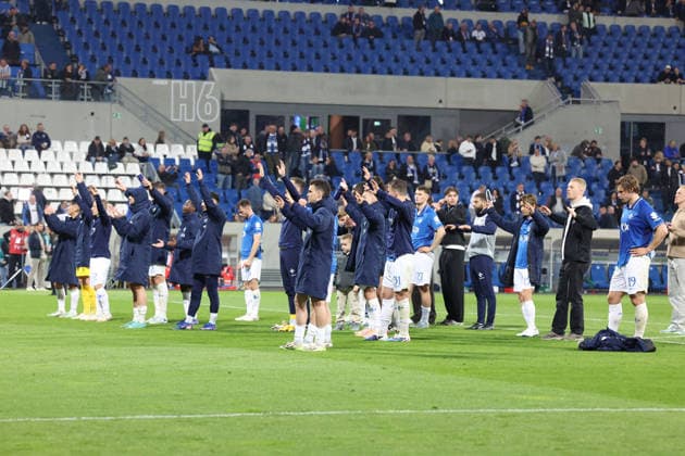 11.04.2026, xrekx, Fussball 2.Bundesliga, SV Darmstadt 98 - Hannover 96 v.l. Darmstadt Mannschaft bedankt bedanken sich bei den Fans, the player thanks the fans for their support (DFL DFB REGULATIONS PROHIBIT ANY USE OF PHOTOGRAPHS as IMAGE SEQUENCES and or QUASI-VIDEO) Darmstadt