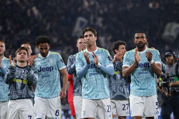 Juventus players greet fans at final whistle of the Serie A soccer match between A.C Atalanta B.C. and Juventus at the New Balance Arena in Bergamo, Italy - Saturday, April 11, 2026. - Soccer .  Copyright: xStefanoxNicoli LaPressex