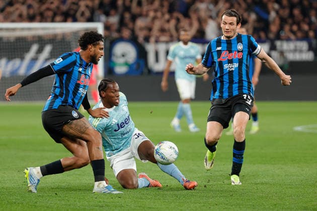 Jonathan David of FC Juventus under pressure from Ederson of Atalanta BC during the match of 2025-2026 Serie A football between Atalanta BC vs Juventus FC at the New Balance Arena Stadium on 11 April 2026 in Bergamo, BG.  Copyright: xEmanuelexPennacchio IPAxSportx xipa-agency.netx xx IPA_73899237 IPA_Agency_IPA73899237