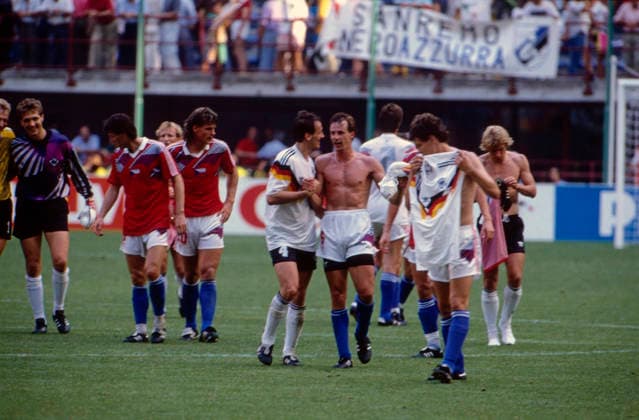 WM 1990 - Viertelfinale - Deutschland vs Tschechoslowakei WM 1990 in Italien, Giuseppe Meazza Stadion in Mailand, Viertelfinale: Deutschland vs CSSR, 1 : 0, Spielende mit Trikottausch, Bodo Illgner, Jürgen Kohler, Frantisek Straka, Lubos Kubik, Jürgen Klinsmann Mailand Italien *** World Cup 1990 Quarter-finals Germany vs Czechoslovakia World Cup 1990 in Italy, Giuseppe Meazza Stadium in Milan, Quarter-finals Germany vs CSSR, 1 0, Game over with Shirt swap, Bodo Illgner, Jürgen Kohler, Frantisek Straka, Lubos Cubic, Jürgen Klinsmann Milan Italy Copyright: xUnitedxArchivesx xSvenSimonSportx SVS_95010000555