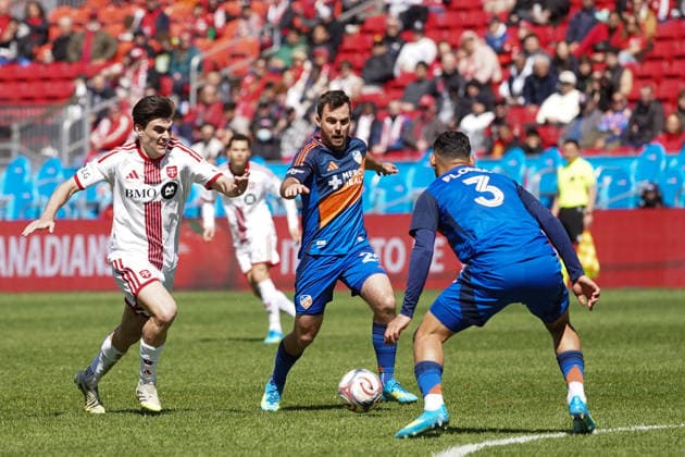 April 11, 2026, Toronto, Ontario, Canada: Alonso Coello 14 of Toronto FC and Pavel Bucha 20 of FC Cincinnati battle for the ball during the Major League Soccer Match between FC Cincinnati and Toronto FC at BMO Field Stadium. on April 11, 2026 in Toronto, Canada. FC Cincinnati V Toronto FC - MLS, Fussball Herren, USA  - ZUMAe321 20260411_zsa_e321_041 Copyright: xLeonardoxRamirezx