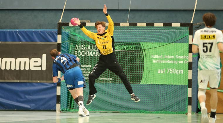 Handball, Saison 2025 2026, 3. Liga, Staffel Nord-Ost, Männer. HG Hamburg-Barmbek - SC DHfK Leipzig II. Kevin Janzen (Hamburg, l.) scheitert an Rune Magnus Klecar. Barmbek Hamburg *** Handball, Season 2025 2026, 3 League, Season North East, Men HG Hamburg Barmbek SC DHfK Leipzig II Kevin Janzen Hamburg, l fails to Rune Magnus Klecar Barmbek Hamburg
