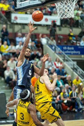 Stefan Smith (MHP RIESEN Ludwigsburg, 03), Norris Agbakoko (ALBA Berlin, 17), Jonas Wohlfarth-Bottermann (MHP RIESEN Ludwigsburg, 18), GER, MHP RIESEN Ludwigsburg vs. ALBA Berlin, Basketball Bundesliga, easycredit BBL, 29. Spieltag, Spielzeit 2025 2026, 11.04.2026, GER, MHP RIESEN Ludwigsburg vs. ALBA Berlin, Basketball Bundesliga, easycredit BBL, 29. Spieltag, Spielzeit 2025 2026, 11.04.2026 Ludwigsburg Copyright: xEibner-Pressefoto SaschaxWaltherx EP_EER