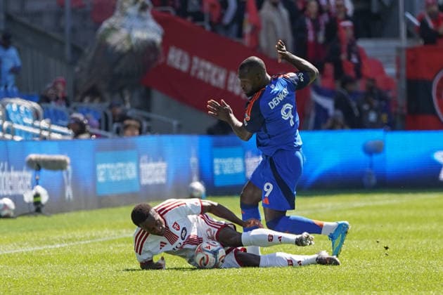 April 11, 2026, Toronto, Ontario, Canada: Richie Laryea 22 of Toronto FC and Ko vin Denkey 9 of FC Cincinnati battle for the ball during the Major League Soccer Match between FC Cincinnati and Toronto FC at BMO Field Stadium. on April 11, 2026 in Toronto, Canada. FC Cincinnati V Toronto FC - MLS, Fussball Herren, USA  - ZUMAe321 20260411_zsa_e321_048 Copyright: xLeonardoxRamirezx
