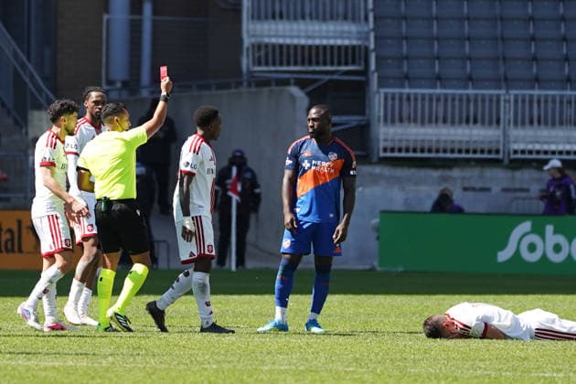 April 11, 2026, Toronto, Ontario, Canada: Ko vin Denkey 9 of FC Cincinnati receives Red card in the second half during the Major League Soccer Match between FC Cincinnati and Toronto FC at BMO Field Stadium. on April 11, 2026 in Toronto, Canada. FC Cincinnati V Toronto FC - MLS, Fussball Herren, USA  - ZUMAe321 20260411_zsa_e321_050 Copyright: xLeonardoxRamirezx