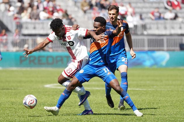April 11, 2026, Toronto, Ontario, Canada: Samuel Gidi 11 of FC Cincinnati and Joso Cifuentes 8 of Toronto FC battle for the ball during the Major League Soccer Match between FC Cincinnati and Toronto FC at BMO Field Stadium. on April 11, 2026 in Toronto, Canada. FC Cincinnati V Toronto FC - MLS, Fussball Herren, USA  - ZUMAe321 20260411_zsa_e321_052 Copyright: xLeonardoxRamirezx