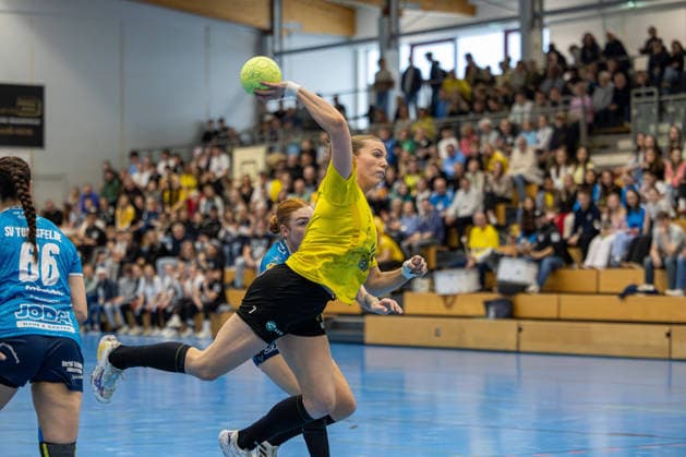 11.04.2026 Handball 3. Liga Frauen Staffel Nord Saison 2025 2026 21. Spieltag TSV Altenholz - SV Todesfelde. (Altenholz in Gelb Schwarz, Todesfelde in Blau) Jenny Janczek Altenholz Edgar-Meschkat-Halle, Danziger S Schleswig Holstein Deutschland *** 11 04 2026 Handball 3 Liga Women Staffel Nord Season 2025 2026 21 Matchday TSV Altenholz SV Todesfelde Altenholz in Yellow Black, Todesfelde in Blue Jenny Janczek Altenholz Edgar Meschkat Halle, Danziger S Schleswig Holstein Germany