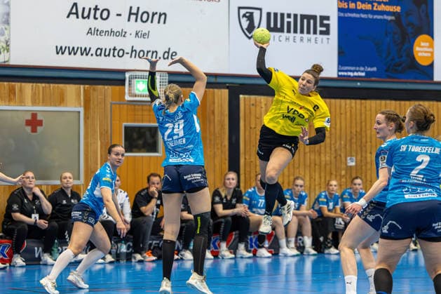 11.04.2026 Handball 3. Liga Frauen Staffel Nord Saison 2025 2026 21. Spieltag TSV Altenholz - SV Todesfelde. (Altenholz in Gelb Schwarz, Todesfelde in Blau) Bildmitte: Line Milla Ruge (li.), Julia Feldmann Altenholz Edgar-Meschkat-Halle, Danziger S Schleswig Holstein Deutschland *** 11 04 2026 Handball 3 League Women Season North Season 2025 2026 21 Matchday TSV Altenholz SV Todesfelde Altenholz in Yellow Black, Todesfelde in Blue Center Line Milla Ruge left , Julia Feldmann Altenholz Edgar Meschkat Halle, Danziger S Schleswig Holstein Germany