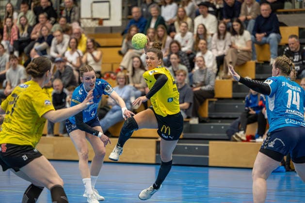 11.04.2026 Handball 3. Liga Frauen Staffel Nord Saison 2025 2026 21. Spieltag TSV Altenholz - SV Todesfelde. (Altenholz in Gelb Schwarz, Todesfelde in Blau) V.l.n.r.: Helena Thielmann, Rieka Thal, Maria Molge, Lina Asmussen Altenholz Edgar-Meschkat-Halle, Danziger S Schleswig Holstein Deutschland *** 11 04 2026 Handball 3 Liga Women Staffel Nord Season 2025 2026 21 Matchday TSV Altenholz SV Todesfelde Altenholz in yellow black, Todesfelde in blue V l n r Helena Thielmann, Rieka Thal, Maria Molge, Lina Asmussen Altenholz Edgar Meschkat Halle, Danziger S Schleswig Holstein Germany
