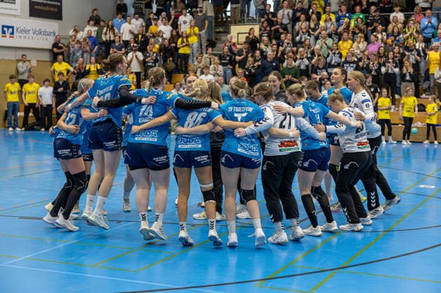 11.04.2026 Handball 3. Liga Frauen Staffel Nord Saison 2025 2026 21. Spieltag TSV Altenholz - SV Todesfelde. (Altenholz in Gelb Schwarz, Todesfelde in Blau) Jubel beim SV Todesfelde nach dem 26:29 Auswärtssieg im Lokalderby beim TSV Altenholz Altenholz Edgar-Meschkat-Halle, Danziger S Schleswig Holstein Deutschland *** 11 04 2026 Handball 3 Liga Women Staffel Nord Season 2025 2026 21 Matchday TSV Altenholz SV Todesfelde Altenholz in yellow and black, Todesfelde in blue SV Todesfelde cheers after the 26 29 away win in the local derby at TSV Altenholz Altenholz Edgar Meschkat Halle, Danziger S Schleswig Holstein Germany