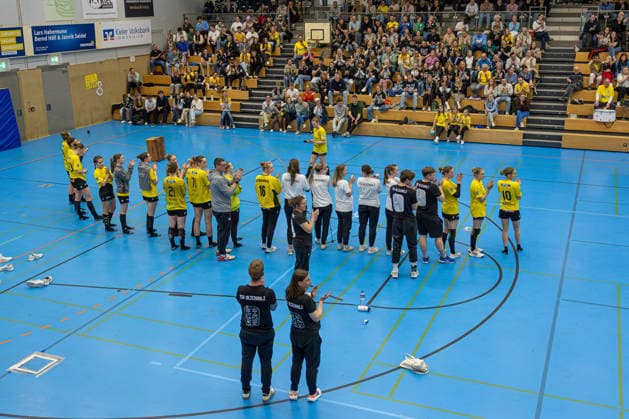 11.04.2026 Handball 3. Liga Frauen Staffel Nord Saison 2025 2026 21. Spieltag TSV Altenholz - SV Todesfelde. (Altenholz in Gelb Schwarz, Todesfelde in Blau) Die vor der Auflösung stehenden Frauenmannschaft des TSV Altenholz verabschiedet sich im letzten Heimspiel der Saison von ihren Fans Altenholz Edgar-Meschkat-Halle, Danziger S Schleswig Holstein Deutschland *** 11 04 2026 Handball 3 Liga Women Staffel Nord Season 2025 2026 21 Matchday TSV Altenholz SV Todesfelde Altenholz in yellow black, Todesfelde in blue The womens team of TSV Altenholz, which is about to disband, says goodbye to its fans in the last home game of the season Altenholz Edgar Meschkat Halle, Danziger S Schleswig Holstein Germany