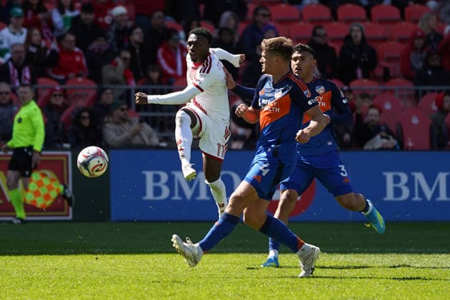 April 11, 2026, Toronto, Ontario, Canada: Derrick Etienne Jr. 11 of Toronto FC kick the ball during the Major League Soccer Match between FC Cincinnati and Toronto FC at BMO Field Stadium. on April 11, 2026 in Toronto, Canada. FC Cincinnati V Toronto FC - MLS, Fussball Herren, USA  - ZUMAe321 20260411_zsa_e321_055 Copyright: xLeonardoxRamirezx