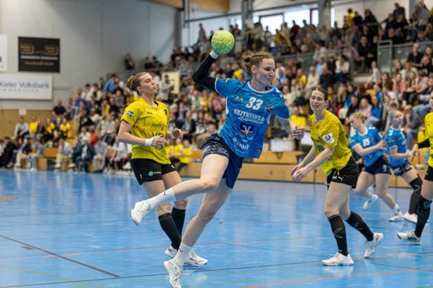 11.04.2026 Handball 3. Liga Frauen Staffel Nord Saison 2025 2026 21. Spieltag TSV Altenholz - SV Todesfelde. (Altenholz in Gelb Schwarz, Todesfelde in Blau) Bildmitte Rieka Thal Altenholz Edgar-Meschkat-Halle, Danziger S Schleswig Holstein Deutschland *** 11 04 2026 Handball 3 Liga Women Staffel Nord Season 2025 2026 21 Matchday TSV Altenholz SV Todesfelde Altenholz in yellow black, Todesfelde in blue center Rieka Thal Altenholz Edgar Meschkat Halle, Danziger S Schleswig Holstein Germany