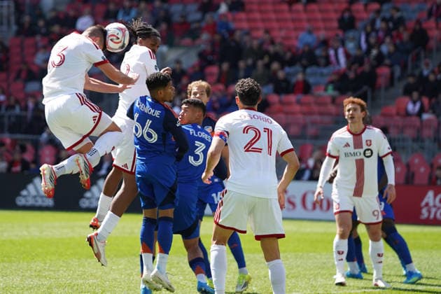 April 11, 2026, Toronto, Ontario, Canada: BenjamoÂ­n Kuscevic 13 of Toronto FC heading the ball during the Major League Soccer Match between FC Cincinnati and Toronto FC at BMO Field Stadium. on April 11, 2026 in Toronto, Canada. FC Cincinnati V Toronto FC - MLS, Fussball Herren, USA  - ZUMAe321 20260411_zsa_e321_056 Copyright: xLeonardoxRamirezx
