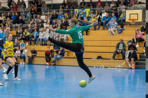 11.04.2026 Handball 3. Liga Frauen Staffel Nord Saison 2025 2026 21. Spieltag TSV Altenholz - SV Todesfelde. (Altenholz in Gelb Schwarz, Todesfelde in Blau) Anna Glaser (Torwart TSV Altenholz) Altenholz Edgar-Meschkat-Halle, Danziger S Schleswig Holstein Deutschland *** 11 04 2026 Handball 3 Liga Women Staffel Nord Season 2025 2026 21 Matchday TSV Altenholz SV Todesfelde Altenholz in Yellow Black, Todesfelde in Blue Anna Glaser Goalkeeper TSV Altenholz Altenholz Edgar Meschkat Halle, Danziger S Schleswig Holstein Germany