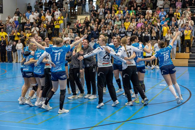 11.04.2026 Handball 3. Liga Frauen Staffel Nord Saison 2025 2026 21. Spieltag TSV Altenholz - SV Todesfelde. (Altenholz in Gelb Schwarz, Todesfelde in Blau) Jubel beim SV Todesfelde nach dem 26:29 Auswärtssieg im Lokalderby beim TSV Altenholz Altenholz Edgar-Meschkat-Halle, Danziger S Schleswig Holstein Deutschland *** 11 04 2026 Handball 3 Liga Women Staffel Nord Season 2025 2026 21 Matchday TSV Altenholz SV Todesfelde Altenholz in yellow and black, Todesfelde in blue SV Todesfelde cheers after the 26 29 away win in the local derby at TSV Altenholz Altenholz Edgar Meschkat Halle, Danziger S Schleswig Holstein Germany