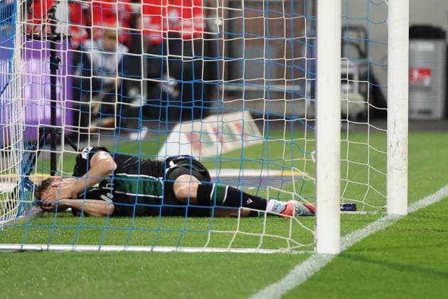 11.04.2026, xrekx, Fussball 2.Bundesliga, SV Darmstadt 98 - Hannover 96 v.l. Benedikt Pichler (Hannover 96) verletzt, Verletzung, Schmerz, Schmerzen, injured, injury, pain, pains (DFL DFB REGULATIONS PROHIBIT ANY USE OF PHOTOGRAPHS as IMAGE SEQUENCES and or QUASI-VIDEO) Darmstadt