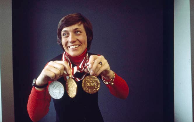 Olympische Winterspiele in Innsbruck 1976 Die deutsche Skirennläuferin Rosi Mittermaier präsentiert stolz ihre drei Medaillen, die sie bei den XII. Olympischen Winterspielen in Innsbruck gewonnen hat. Sie trägt einen roten Rollkragenpullover und lächelt in die Kamera. Österreich, 1976 Innsbruck Österreich *** Olympic Winter Games in Innsbruck 1976 The German Skirennläuferin Rosi Mittermaier presents Pride theirs Three Medals, The Them at the XII Olympic Winter Games in Innsbruck won has Them bears a Red Roll collar sweater and smiling in The Camera Austria, 1976 Innsbruck Austria Copyright: xUnitedxArchivesx xSvenxSimonxSportx SVS_95020000273