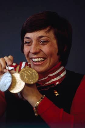 Olympische Winterspiele in Innsbruck 1976 Die deutsche Skirennläuferin Rosi Mittermaier präsentiert stolz ihre drei Medaillen, die sie bei den XII. Olympischen Winterspielen in Innsbruck gewonnen hat. Sie lächelt glücklich in die Kamera. Österreich, 1976 Innsbruck Österreich *** Olympic Winter Games in Innsbruck 1976 The German Skirennläuferin Rosi Mittermaier presents Pride theirs Three Medals, The Them at the XII Olympic Winter Games in Innsbruck won has Them smiling happy in The Camera Austria, 1976 Innsbruck Austria Copyright: xUnitedxArchivesx xSvenxSimonxSportx SVS_95020000284