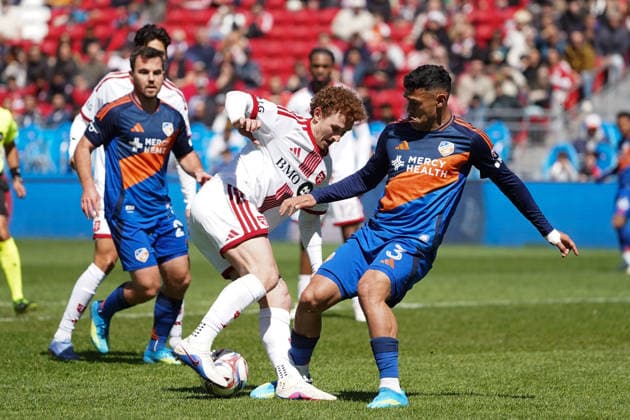 April 11, 2026, Toronto, Ontario, Canada: Josh Sargent 9 of Toronto FC and Gilberto Flores 3 of FC Cincinnati battle for the ball during the Major League Soccer Match between FC Cincinnati and Toronto FC at BMO Field Stadium. on April 11, 2026 in Toronto, Canada. FC Cincinnati V Toronto FC - MLS, Fussball Herren, USA  - ZUMAe321 20260411_zsa_e321_057 Copyright: xLeonardoxRamirezx