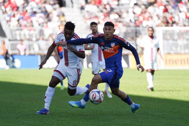 April 11, 2026, Toronto, Ontario, Canada: Gilberto Flores 3 of FC Cincinnati and Joso Cifuentes 8 of Toronto FC battle for the ball during the Major League Soccer Match between FC Cincinnati and Toronto FC at BMO Field Stadium. on April 11, 2026 in Toronto, Canada. FC Cincinnati V Toronto FC - MLS, Fussball Herren, USA  - ZUMAe321 20260411_zsa_e321_059 Copyright: xLeonardoxRamirezx