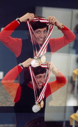 Olympische Winterspiele in Innsbruck 1976 Die deutsche Skirennläuferin Rosi Mittermaier präsentiert stolz ihre drei Medaillen (zwei Gold, eine Silber) bei den XII. Olympischen Winterspielen in Innsbruck. Sie lächelt in die Kamera und hält die Medaillenbänder in ihren Händen. Österreich, 1976 Innsbruck Österreich *** Olympic Winter Games in Innsbruck 1976 The German Skirennläuferin Rosi Mittermaier presents Pride theirs Three Medals two Gold, a Silver at the XII Olympic Winter Games in Innsbruck Them smiling in The Camera and holds The Medal ribbons in theirs Hands Austria, 1976 Innsbruck Austria Copyright: xUnitedxArchivesx xSvenxSimonxSportx SVS_95020000285