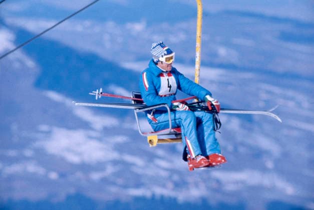 Olympische Winterspiele in Innsbruck 1976 Italienische Skirennläufer, Gustav Thöni, in blauem Rennanzug und Startnummer 4 fährt mit einem Sessellift bergauf. Er hält seine Skier und Skistöcke. Das Foto wurde während der Olympischen Winterspiele in Innsbruck aufgenommen. 1976 Innsbruck Österreich *** Olympic Winter Games in Innsbruck 1976 Italian Ski racer, Gustav Thöni, in blue Racing suit and Starting number 4 runs with a Chair lift uphill he holds his Skis and Ski poles the Photo was during the Olympic Winter Games in Innsbruck Date 1976 Innsbruck Austria Copyright: xUnitedxArchivesx xSvenxSimonxSportx SVS_95020000324