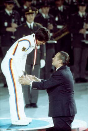 Olympische Winterspiele in Innsbruck 1976 Die deutsche Skirennläuferin Rosi Mittermaier erhält von Willi Daume, dem damaligen Präsidenten des Nationalen Olympischen Komitees für Deutschland, ihre Goldmedaille. Die Szene findet während der XII. Olympischen Winterspiele in Innsbruck statt. 1976 Innsbruck Österreich *** Olympic Winter Games in Innsbruck 1976 The German Skirennläuferin Rosi Mittermaier receives from Willi Daume, the then President the national Olympic Committee for Germany, theirs Gold medal The Scene finds during the XII Olympic Winter Games in Innsbruck instead 1976 Innsbruck Austria Copyright: xUnitedxArchivesx xSvenxSimonxSportx SVS_95020000330
