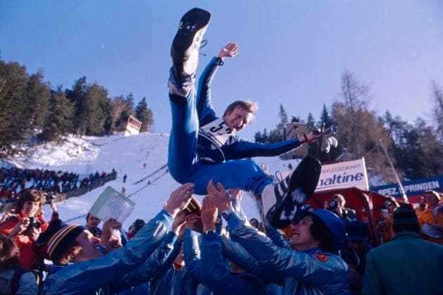 Olympische Winterspiele in Innsbruck 1976 Jochen Danneberg, ein Skispringer aus der DDR, wird nach seinem Erfolg bei den XII. Olympischen Winterspielen in Innsbruck von jubelnden Menschen in die Luft gehoben. Er trägt einen blauen Skianzug mit der Startnummer 53. Österreich, 1976 Innsbruck Österreich *** Olympic Winter Games in Innsbruck 1976 Jochen Danneberg, a Ski jumper out the GDR, will After his Success at the XII Olympic Winter Games in Innsbruck from cheering People in The Air lifted he bears a Blue Ski suit with the Starting number 53 Austria, 1976 Innsbruck Austria Copyright: xUnitedxArchivesx xSvenxSimonxSportx SVS_95020000380
