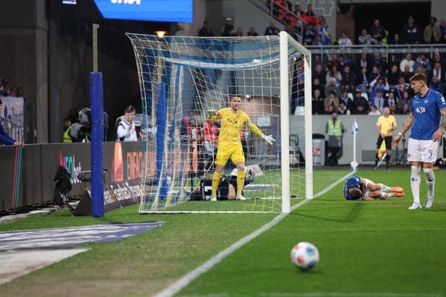 11.04.2026, xrekx, Fussball 2.Bundesliga, SV Darmstadt 98 - Hannover 96 v.l. Benedikt Pichler (Hannover 96) verletzt, Verletzung, Schmerz, Schmerzen, injured, injury, pain, pains Marcel Schuhen (SV Darmstadt 98) Fabian Nürnberger Nuernberger (SV Darmstadt 98) verletzt, Verletzung, Schmerz, Schmerzen, injured, injury, pain, pains (DFL DFB REGULATIONS PROHIBIT ANY USE OF PHOTOGRAPHS as IMAGE SEQUENCES and or QUASI-VIDEO) Darmstadt