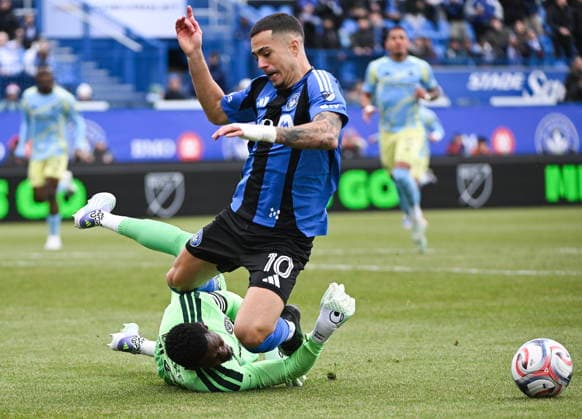 April 11, 2026, Montreal, Pq, Canada: Philadelphia Union goalkeeper Andre Blake stops CF Montreal s Ivan Jaime (10) during first half MLS, Fussball Herren, USA soccer action in Montreal, Saturday, April 11, 2026. Andre Blake, Ivan Jaime,  - ZUMAc35_ 20260411_zaf_c35_069 Copyright: xGrahamxHughesx