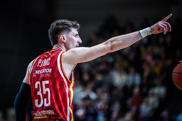 easycredit BBL Basketball Bundesliga 2025 2026 29. Spieltag 11.04.2026 Science City Jena vs Fitness First Würzburg Baskets Alen Pjanic (Würburg) mit dem Fingerzeig, Portrait Sparkassen Arena